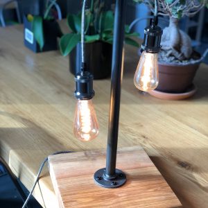 lampe en tuyaux et bois, ampoules edison style industriel, modèle balance de l'atelier quinquete