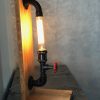 lampe industrielle en tuyaux de plomberie en fonte et en bois de chêne