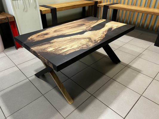 Table basse Noyer et Résine Noire