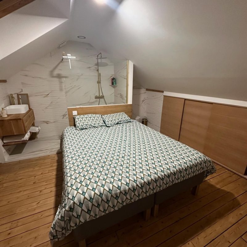 Aménagement sur mesure d’une chambre sous combles avec mobilier en chêne