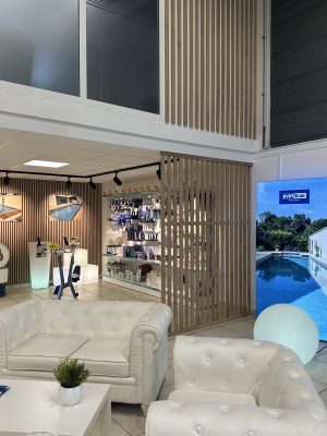 Vue d’ensemble de l’aménagement professionnel en tasseaux de chêne chez JPL Piscines
