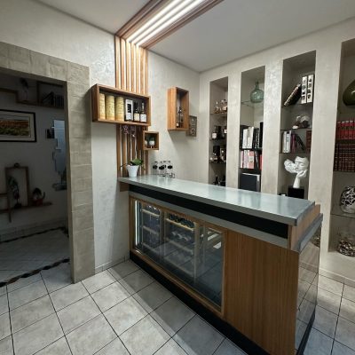 Bar cave à vin sur mesure en chêne massif avec vitrines, zinc et éclairage LED