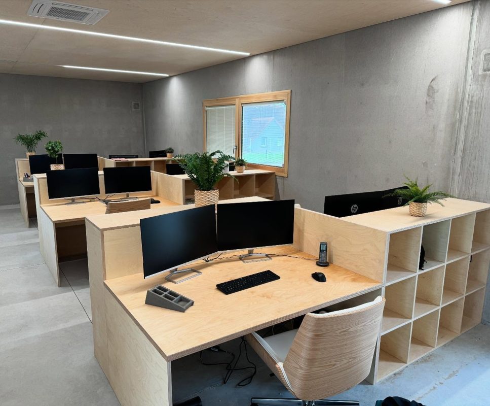 Six bureaux collaborateurs sur mesure en contreplaqué bouleau