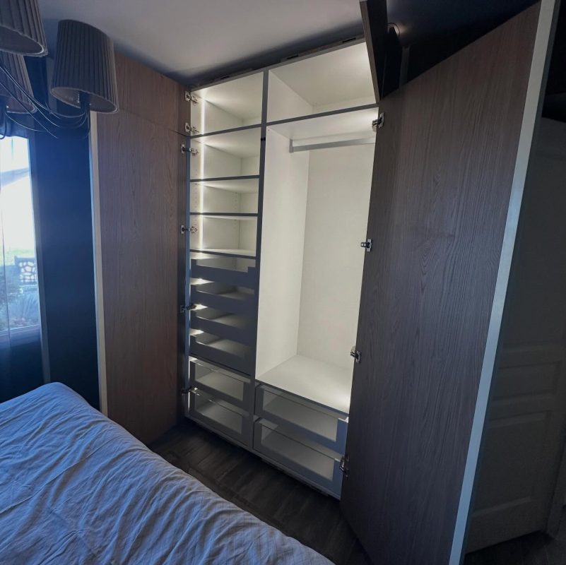 Placard dressing sur mesure avec éclairage LED et douze tiroirs