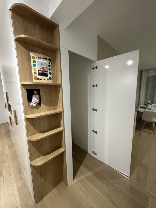 Banc à chaussures et rangements sur mesure en chêne et blanc brillant