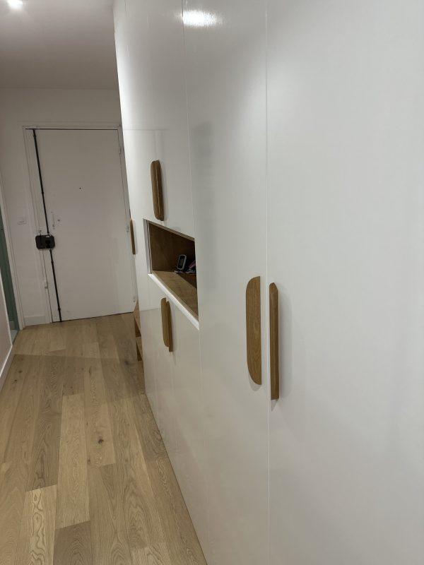 Agencement d’entrée sur mesure avec placards et rangements à Vincennes