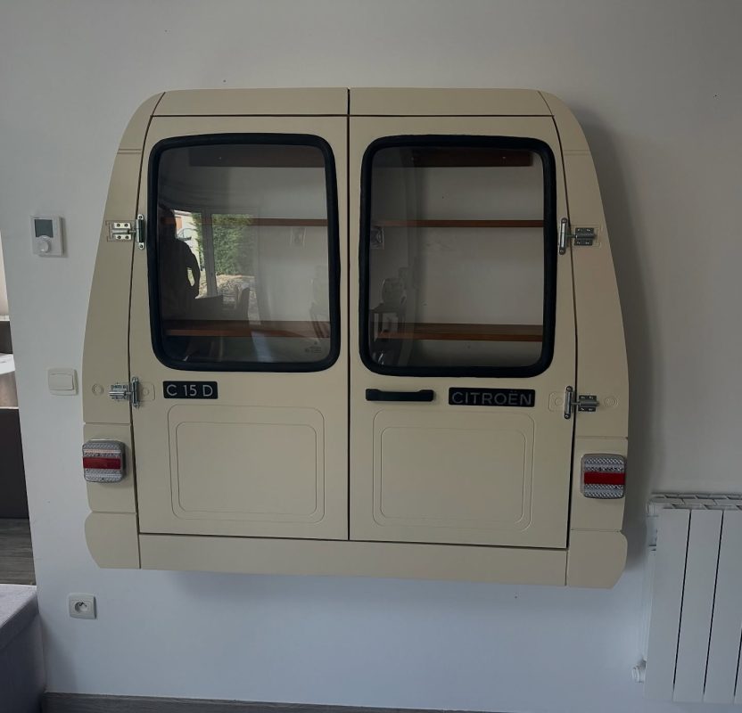 Meuble décoratif sur mesure inspiré de l'arrière d'un Citroën C15
