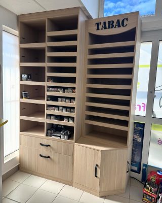 Meuble tabac conçu et fabriqué sur mesure pour l’agencement d’une épicerie multiservices