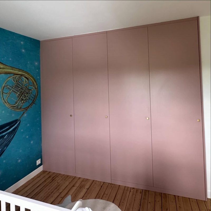 Placard toute longueur et bibliothèque sur mesure dans une chambre d'enfant