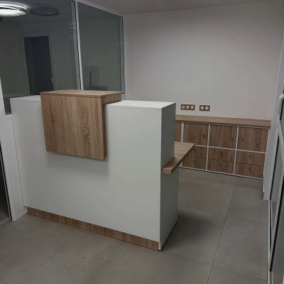 Banque d'accueil et rangements d'un agencement de bureaux sur mesure à Épernay