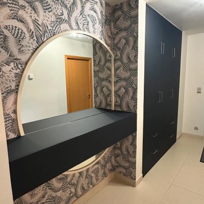 Agencement d'entrée sur mesure bleu indigo avec grand miroir rond et rangements