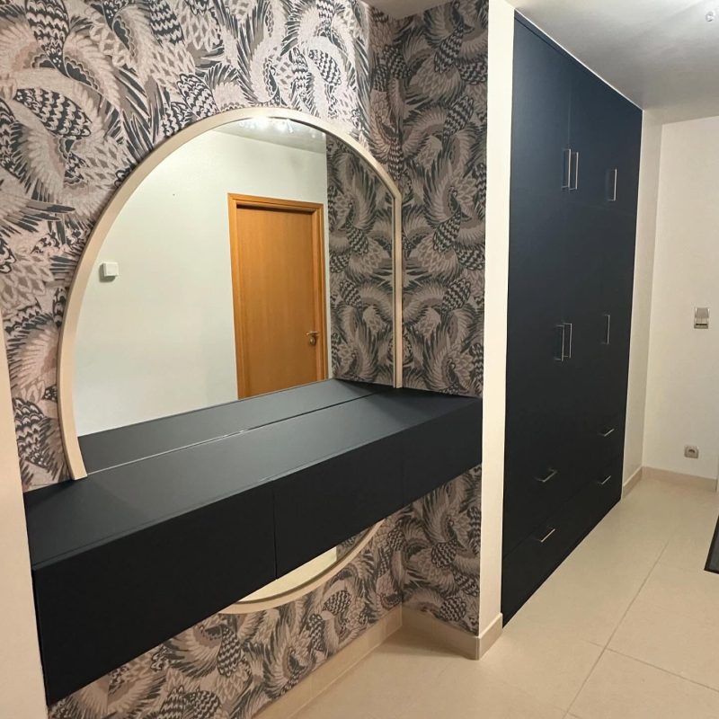 Agencement d'entrée sur mesure bleu indigo avec grand miroir rond et rangements