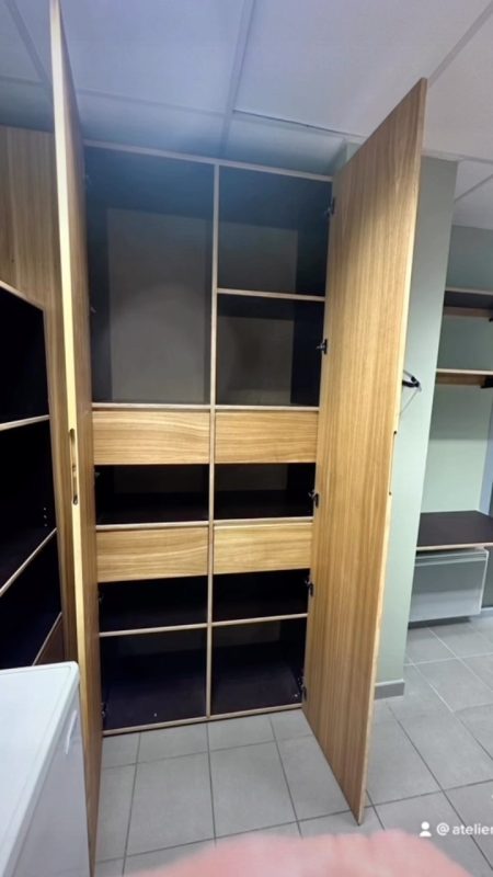 Meuble sur mesure de cabinet médical en CP filmé et latté chêne