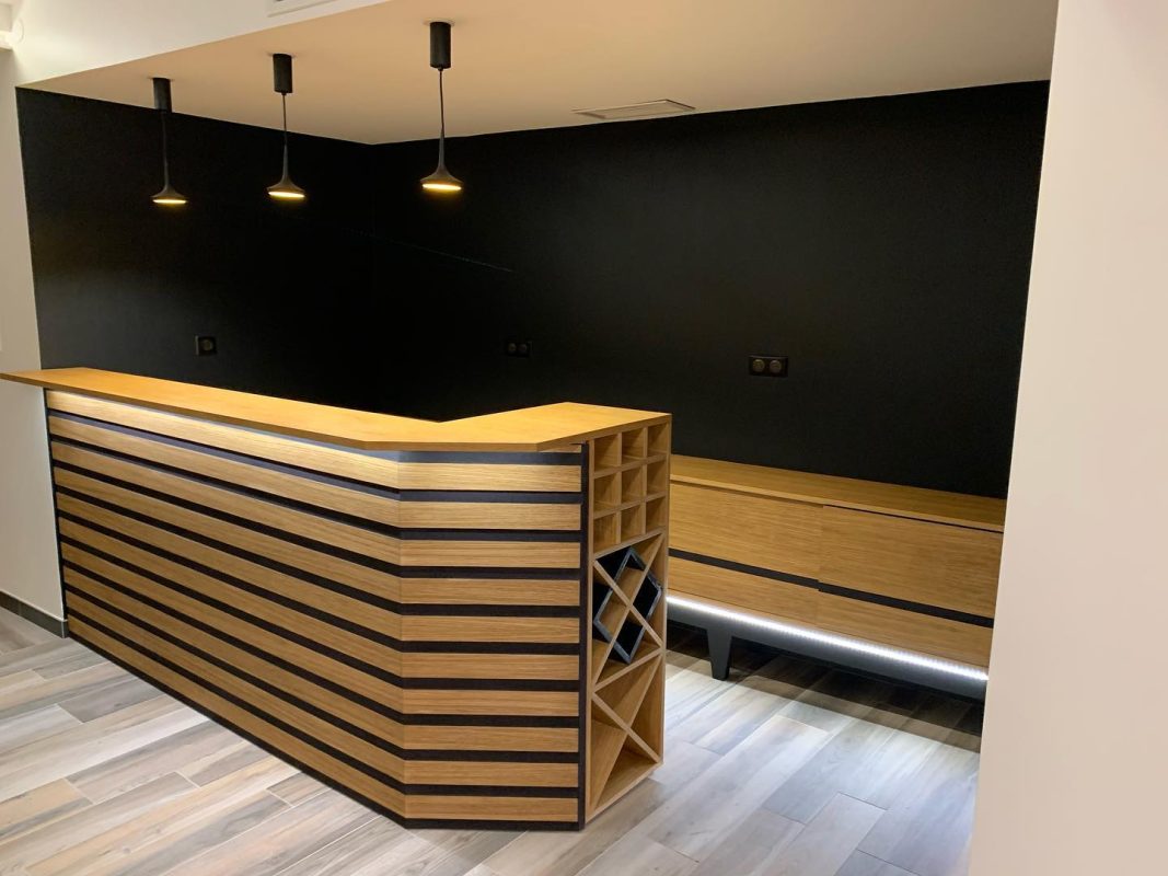 Bar sur mesure avec Valchromat plaqué chêne, casier à bouteilles et éclairage LED