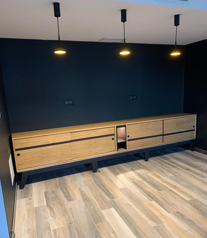 Buffet sur mesure plaqué chêne sur MDF noir avec éclairage LED