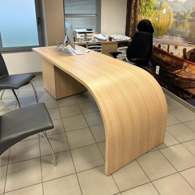 Bureau cintré sur mesure en stratifié avec jambage en contreplaqué cintrable
