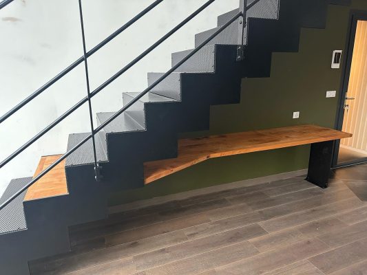 Bureau sur mesure en merisier intégré dans le prolongement d’une marche d’escalier