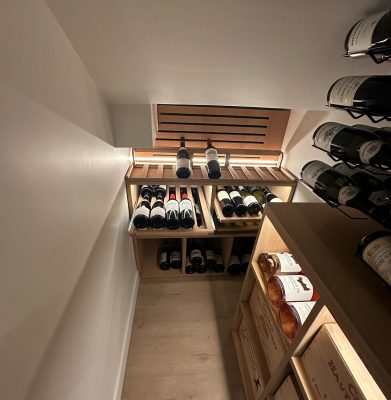 Cave à vin sur mesure sous escalier en chêne avec porte et arche vitrées