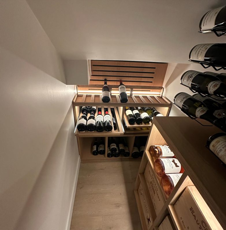Cave à vin sur mesure sous escalier en chêne avec porte et arche vitrées