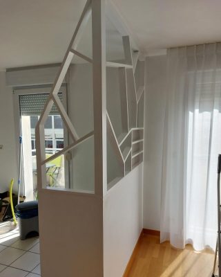 Claustra intérieur en bois réalisé sur mesure et peint