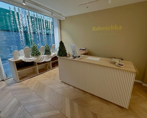 Comptoir de magasin et présentoir sur mesure pour Babouchka Bijoux à Reims