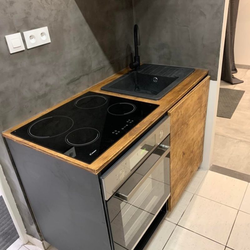 Cuisine sur mesure en mélaminé noir volcan et épicéa