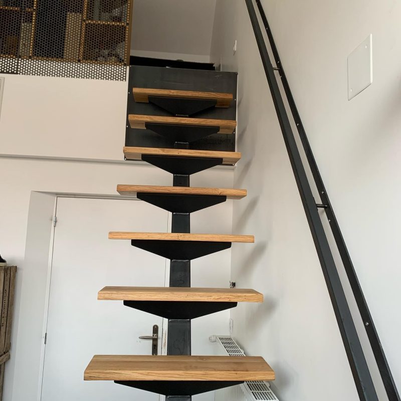 Escalier droit avec marches en chêne des Ardennes et structure métal