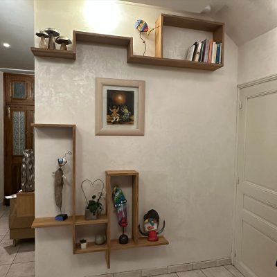 Étagères murales en latté chêne sur mesure avec fixations invisibles