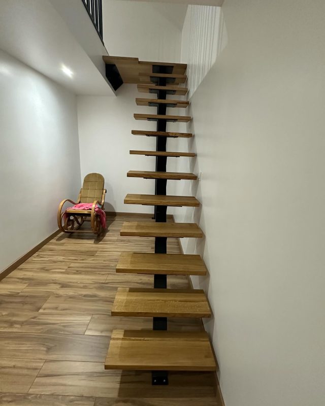 Fabrication et pose de douze marches en chêne sur escalier métallique