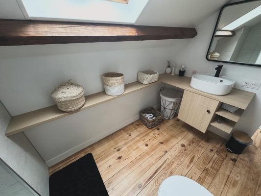 Meuble de salle de bain suspendu sous pente en décor chêne clair