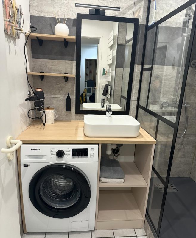 Meuble de salle de bain sur mesure intégrant un lave-linge