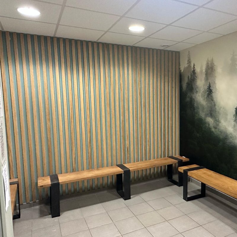 Mur décoratif en tasseaux de chêne dans une salle d'attente