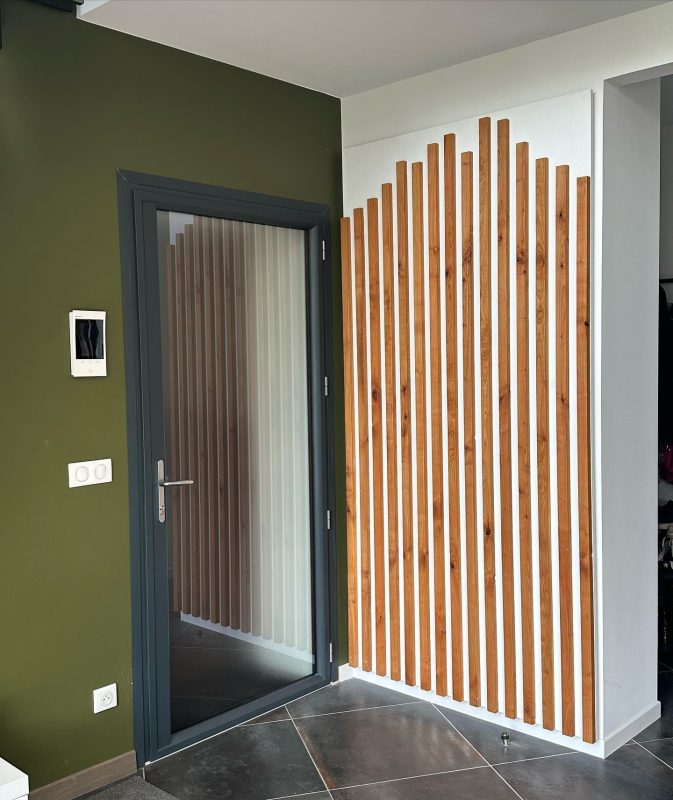 Mur décoratif sur mesure en tasseaux de merisier huilé