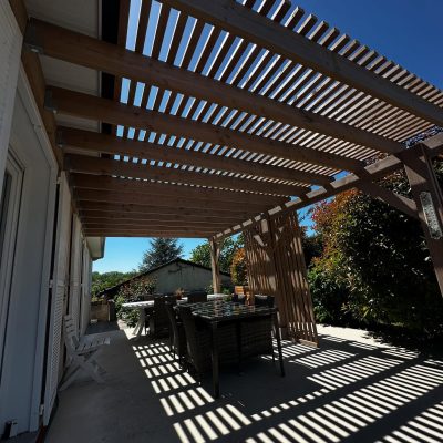 Pose de lames brise-soleil sur une pergola