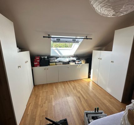 Portes en mélaminé blanc sur mesure avec boutons galets dorés sur caissons IKEA