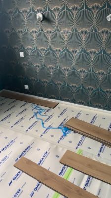Pose de parquet flottant et tête de lit en tasseaux