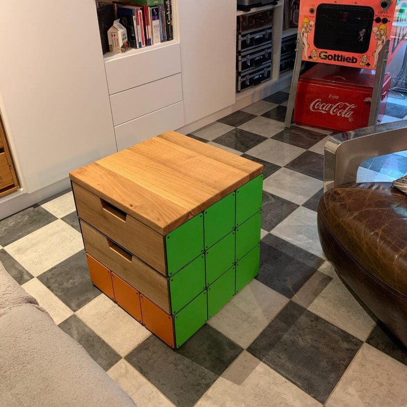 Table basse Rubik's Cube sur mesure en bois et métal