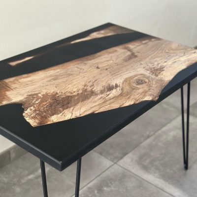 Table basse en vieux noyer et résine époxy noire avec finition vernis mat
