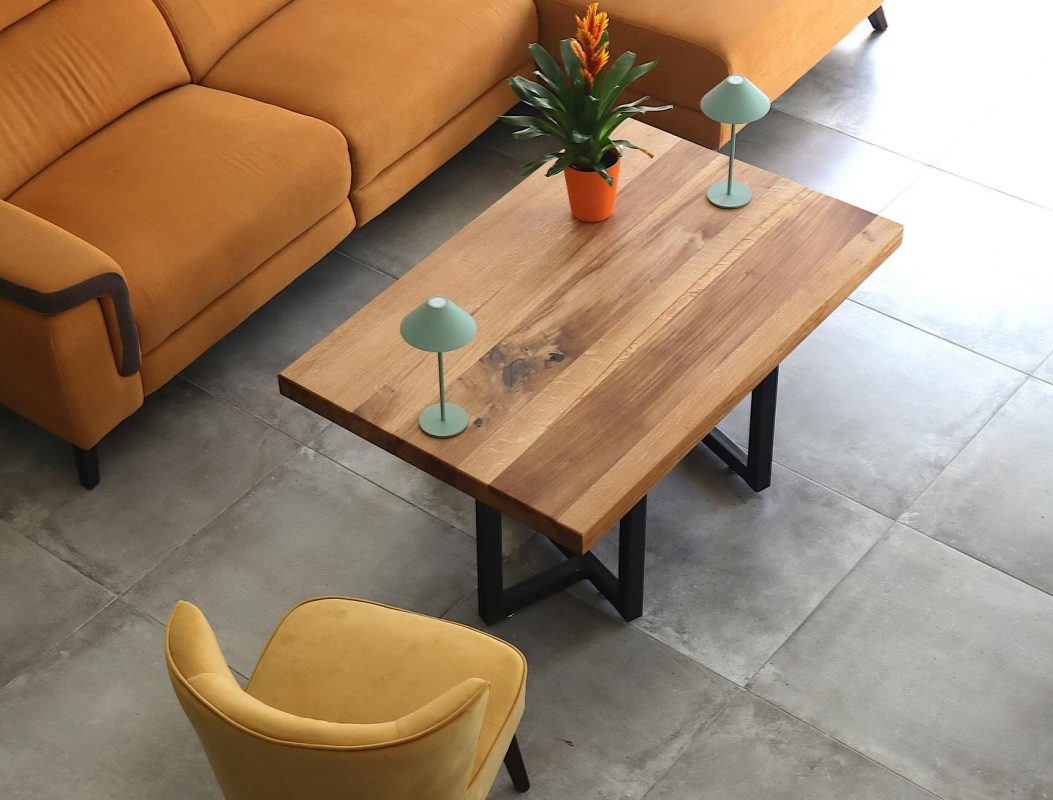 Table basse sur mesure avec pieds métal disposés en diagonale