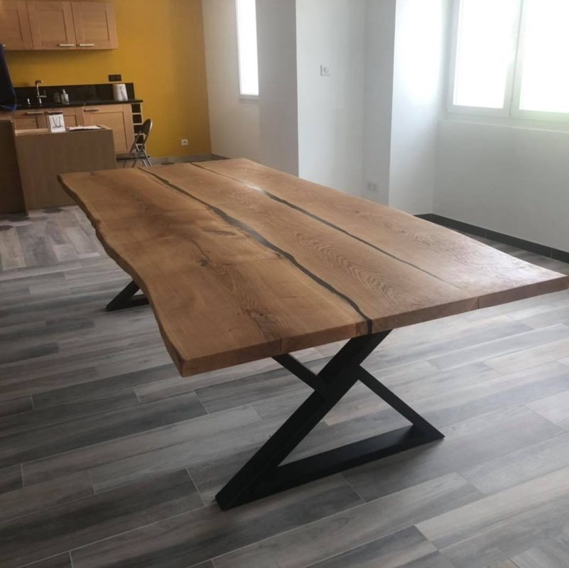 Grande table sur mesure en chêne et résine noire