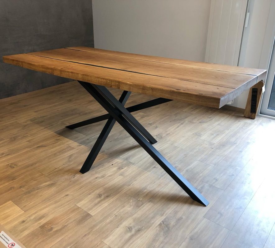 Table double rivière en chêne et résine avec pied Mikado noir