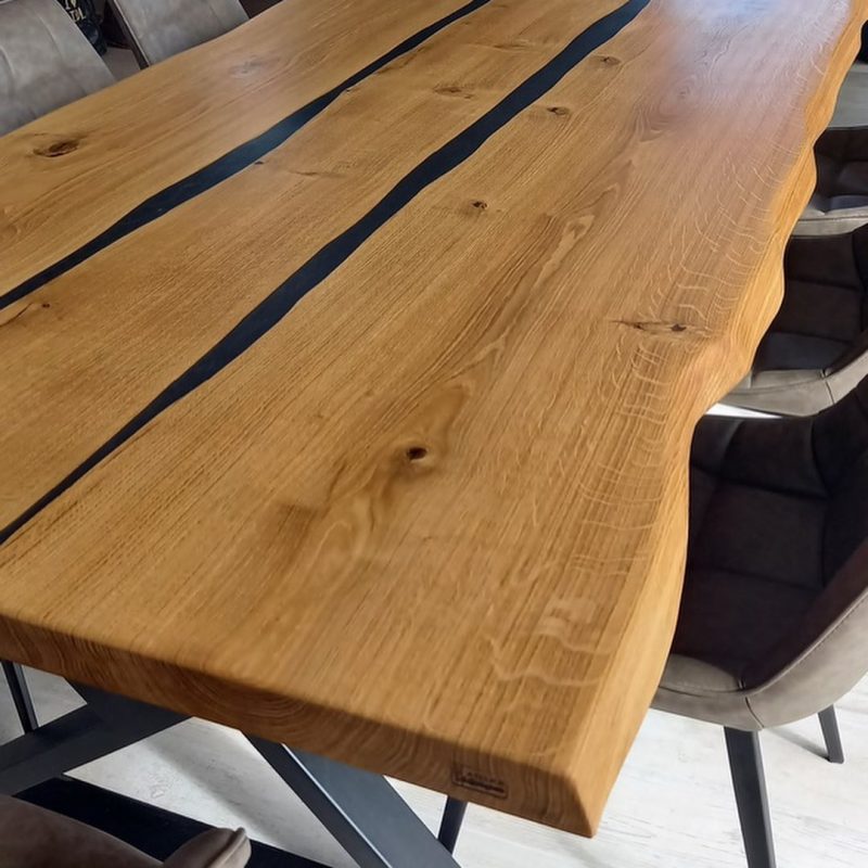 Table sur mesure en chêne et résine noire double rivière