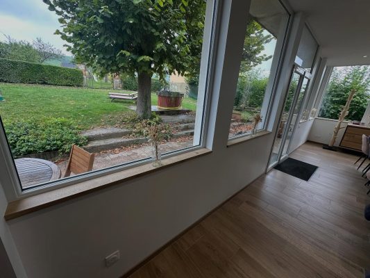 Tablettes de fenêtres sur mesure en chêne massif pour une véranda